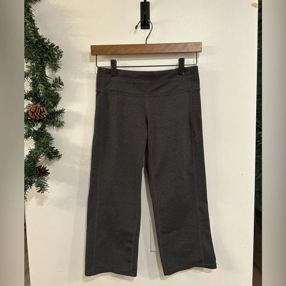 Athleta Womens Small Y2K Kick Booty Straight Leg Crop Legging Gray Capri Yoga
